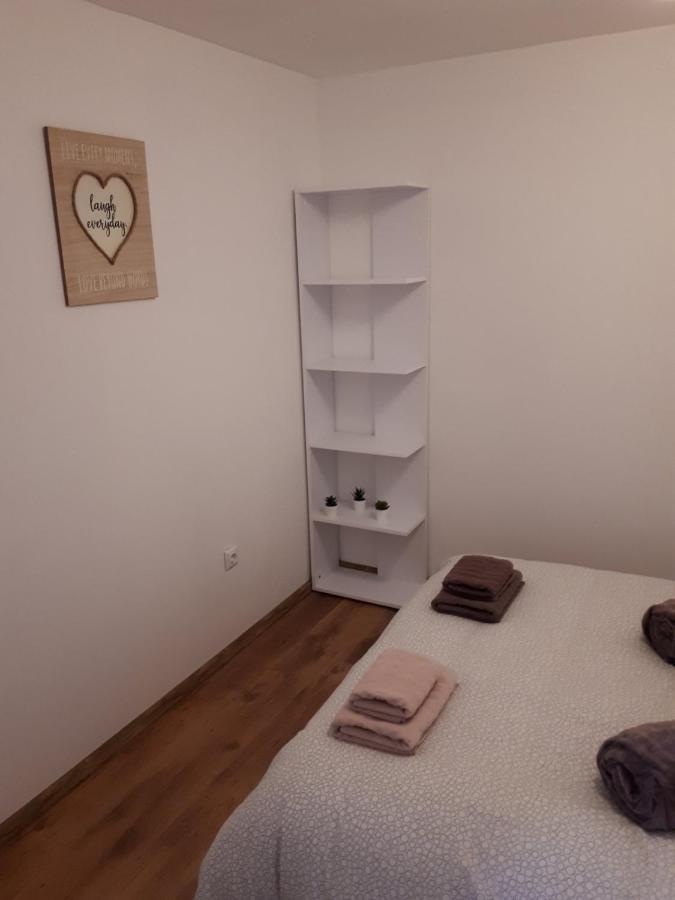 Apartman Ana สลาวอนสกีบรอด ภายนอก รูปภาพ