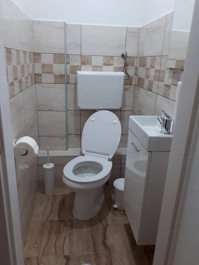 Apartman Ana สลาวอนสกีบรอด ภายนอก รูปภาพ